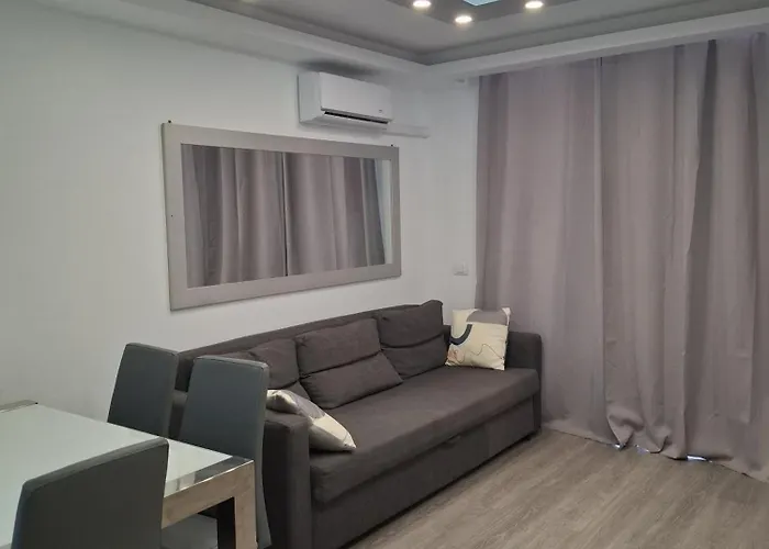 Flora Poolside View Park アパート